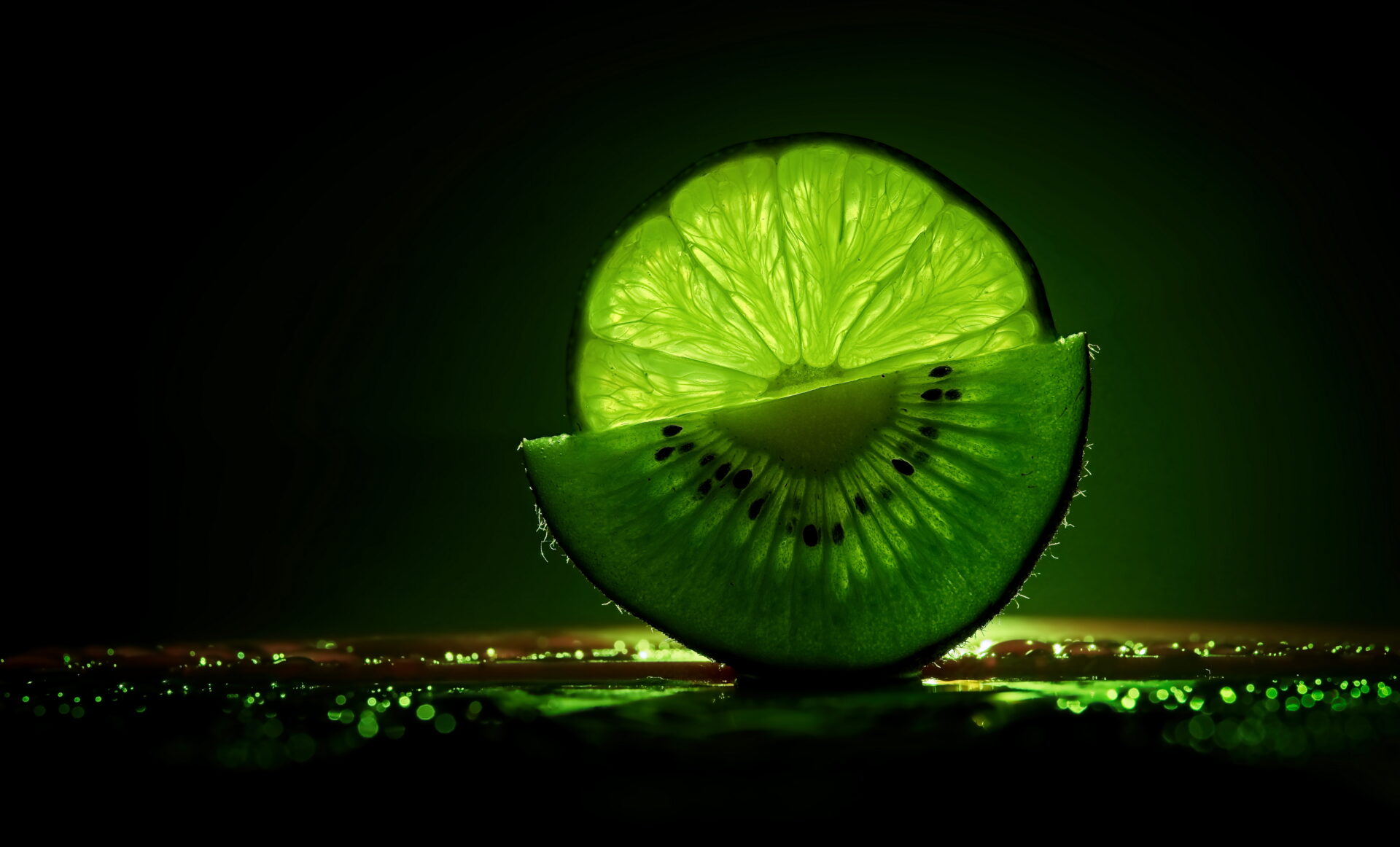 Eine Hälfte Limette und Kiwi macht auch eine Scheibe