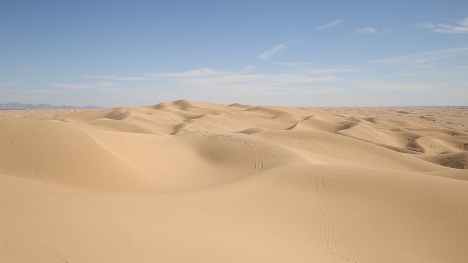 Sand dunes under a pale blue sky, before the Super Vivid LUT
